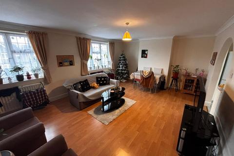 2 bedroom flat to rent, 24 Birchwood AvenueHatfieldHertfordshire