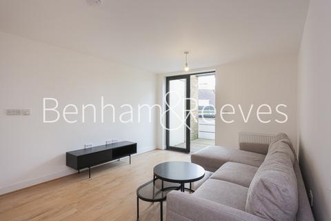 3 bedroom apartment to rent, Canary Wharf, Shepherd Court E14