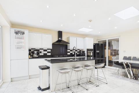 3 bedroom semi-detached house to rent, Shaftesbury Avenue, Feltham, TW14