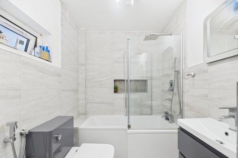 3 bedroom semi-detached house to rent, Shaftesbury Avenue, Feltham, TW14