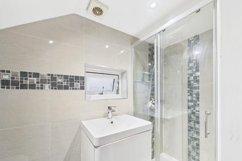 3 bedroom semi-detached house to rent, Shaftesbury Avenue, Feltham, TW14