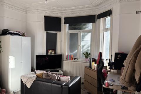 Studio to rent, 8 Kenton Road, Harrow HA1