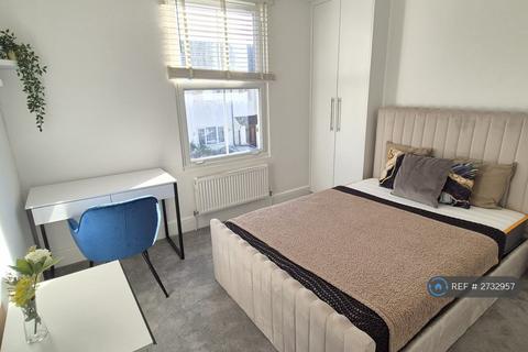 1 bedroom in a house share to rent, Bishops Road, London, W7
