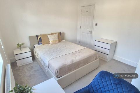 1 bedroom in a house share to rent, Bishops Road, London, W7