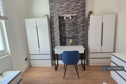 1 bedroom in a house share to rent, Bishops Road, London, W7