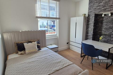 1 bedroom in a house share to rent, Bishops Road, London, W7