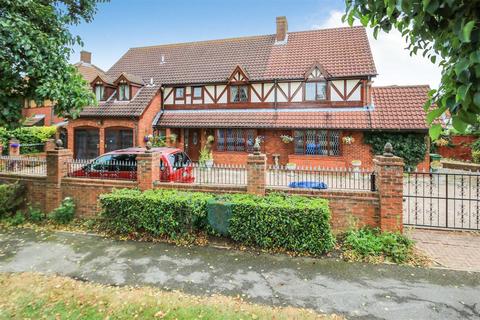 5 bedroom detached house for sale, Willen Park Avenue., Milton Keynes MK15