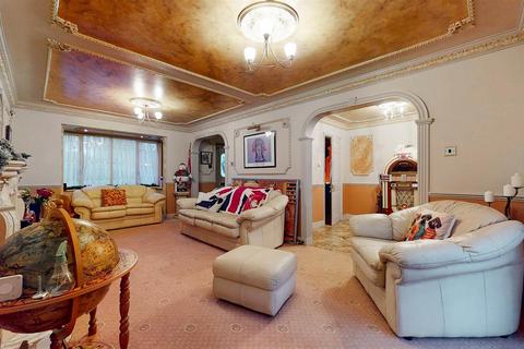 5 bedroom detached house for sale, Willen Park Avenue., Milton Keynes MK15
