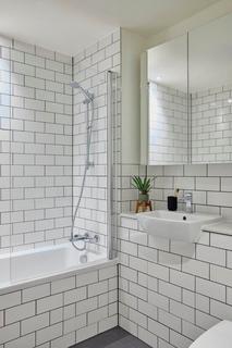 2 bedroom flat to rent, Dumballs Road