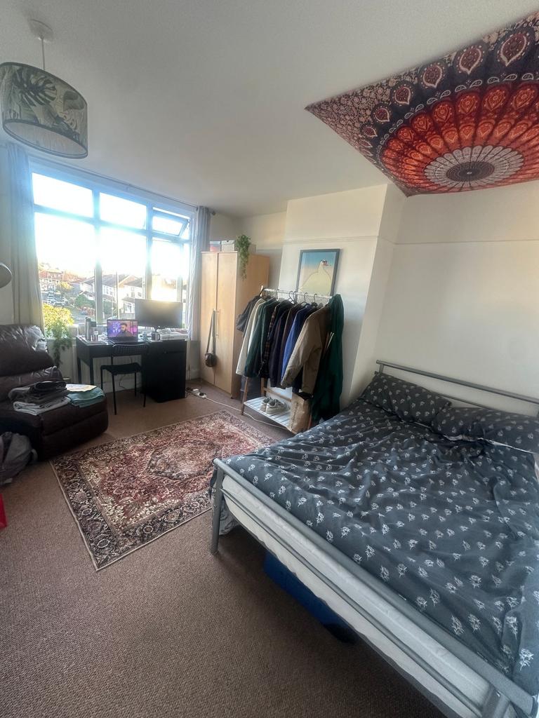 Bright, well-furnished double bedroom with a la...