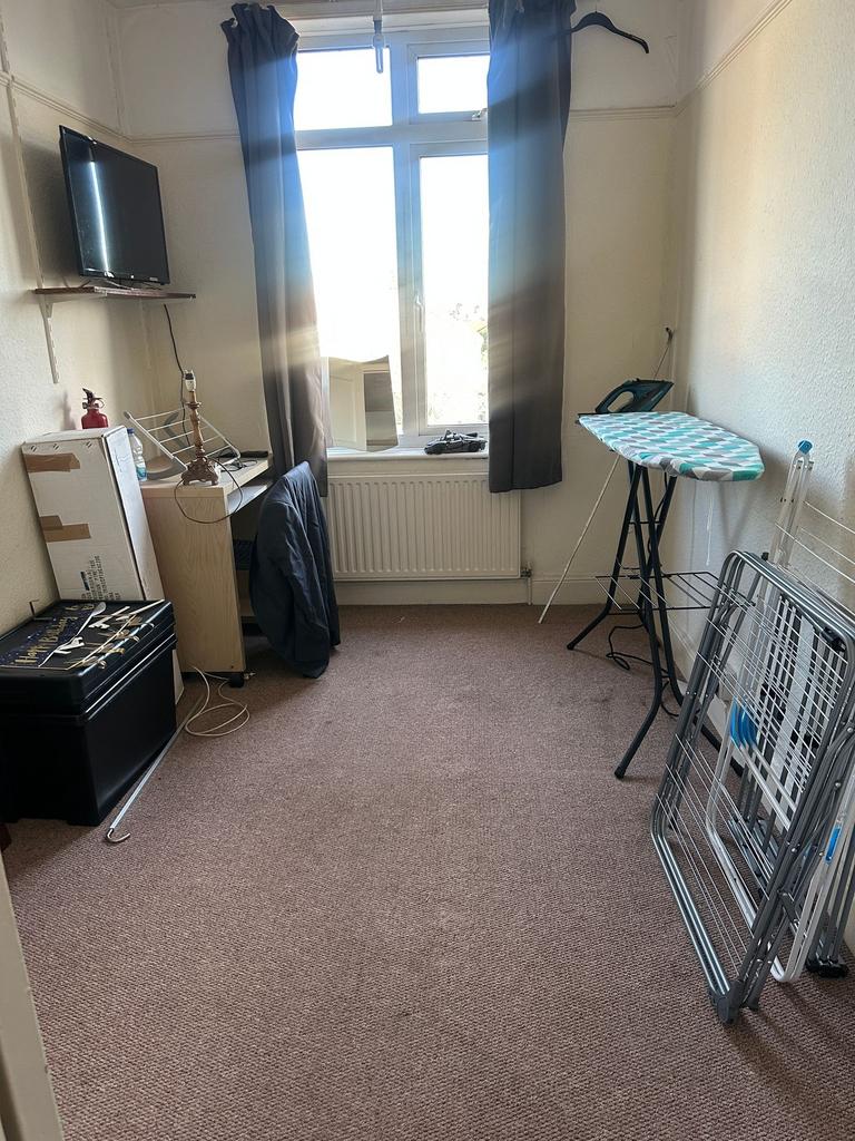 Bright single bedroom with a large front window...