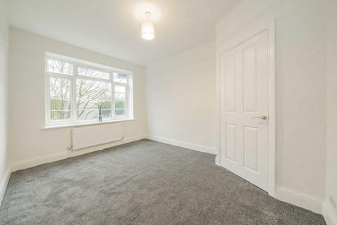 2 bedroom flat for sale, High Road, London N12