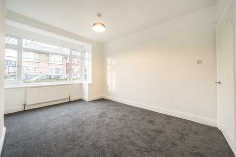2 bedroom flat for sale, High Road, London N12