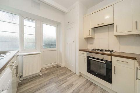 2 bedroom flat for sale, High Road, London N12