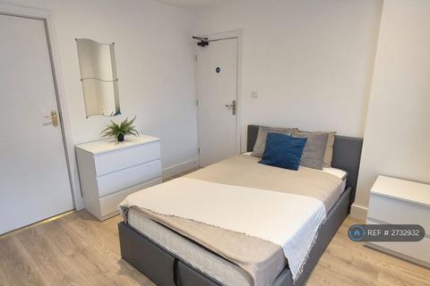 1 bedroom in a house share to rent, Bradenham Road, Hayes, UB4