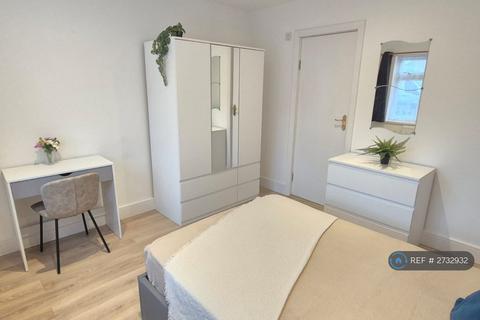 1 bedroom in a house share to rent, Bradenham Road, Hayes, UB4