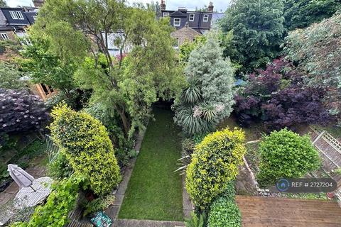 1 bedroom in a house share to rent, Avenue Road, London, W3