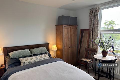 1 bedroom in a house share to rent, Avenue Road, London, W3