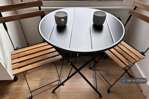 1 bedroom in a house share to rent, Avenue Road, London, W3
