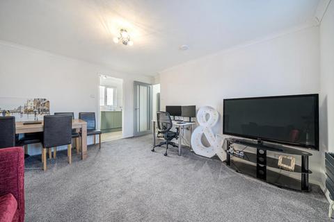 2 bedroom flat to rent, Charleston Close,  Feltham,  TW13