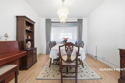 3 bedroom end of terrace house for sale, Glenwood Gardens, Gants Hill IG2