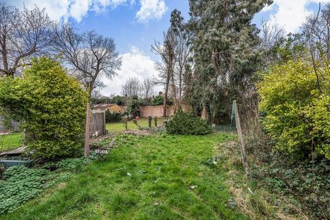 1 bedroom in a flat share to rent, Chatsworth Road,  London, NW2