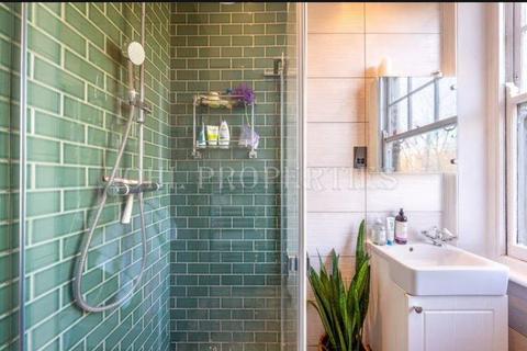 1 bedroom in a flat share to rent, Chatsworth Road,  London, NW2