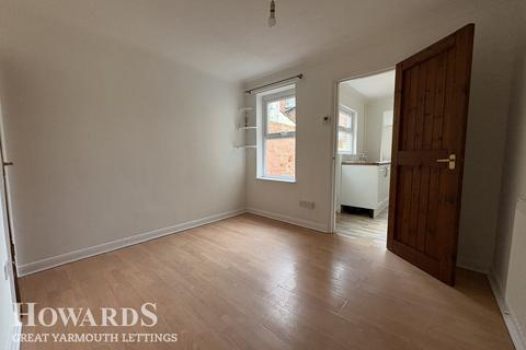 2 bedroom terraced house to rent, Beccles Road, Great Yarmouth