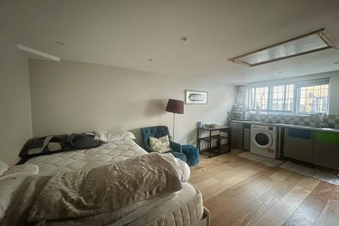 undefined, Fern Avenue, CR4