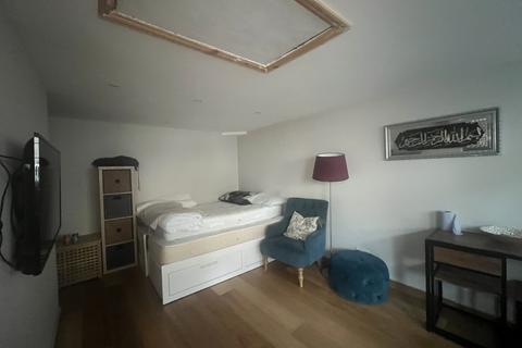 undefined, Fern Avenue, CR4