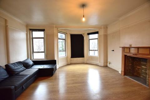 2 bedroom flat for sale, Broomfield Avenue, Palmers Green , London . N13