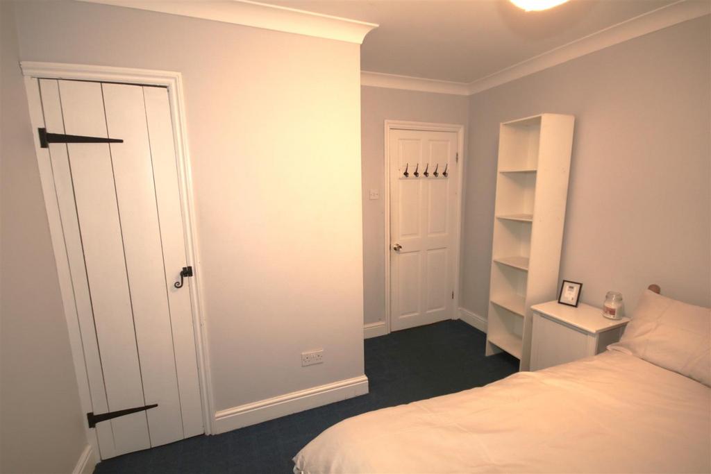 Bedroom 2b.JPG