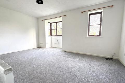 1 bedroom flat to rent, Frobisher Road, Erith DA8