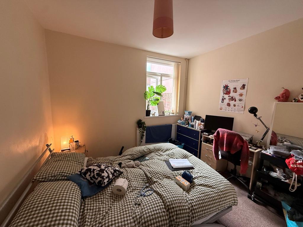 Bright double bedroom with a comfy double bed, ...