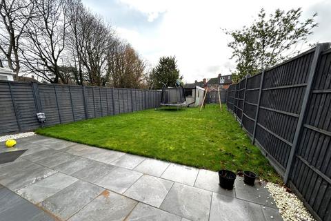3 bedroom semi-detached house to rent, Addlestone, Surrey, KT15