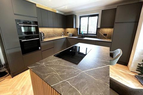 3 bedroom semi-detached house to rent, Addlestone, Surrey, KT15