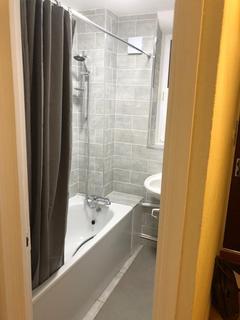 4 bedroom flat share to rent, Sundew Avenue, London W12