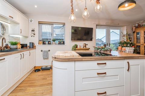3 bedroom detached house for sale, Edge Lane, Dewsbury WF12