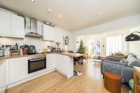 2 bedroom flat to rent, Farm Avenue, London SW16
