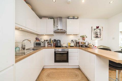 2 bedroom flat to rent, Farm Avenue, London SW16