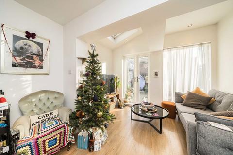 2 bedroom flat to rent, Farm Avenue, London SW16