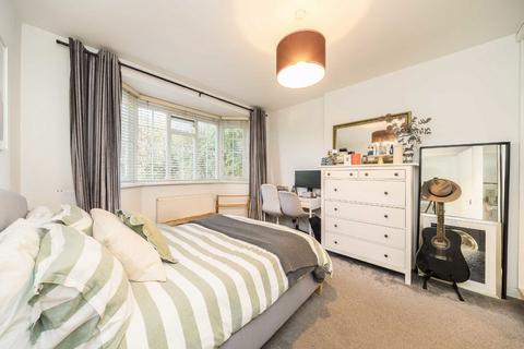 2 bedroom flat to rent, Farm Avenue, London SW16