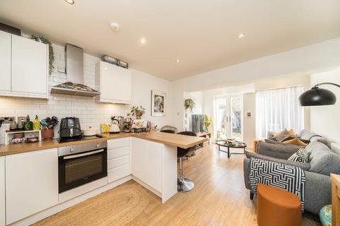 2 bedroom flat to rent, Farm Avenue, London SW16