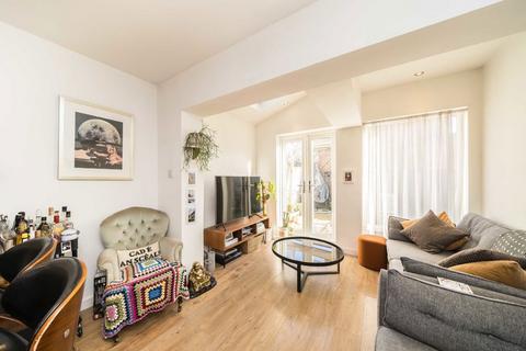 2 bedroom flat to rent, Farm Avenue, London SW16