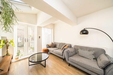 2 bedroom flat to rent, Farm Avenue, London SW16