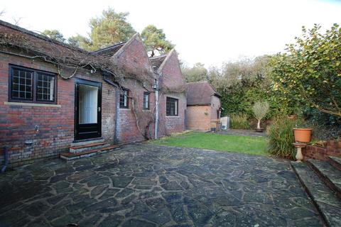 2 bedroom house to rent, Forest Road, Colgate, Horsham