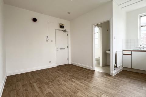 Studio to rent, Latymer Road, Edmonton, N9
