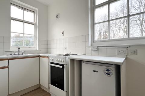 Studio to rent, Latymer Road, Edmonton, N9