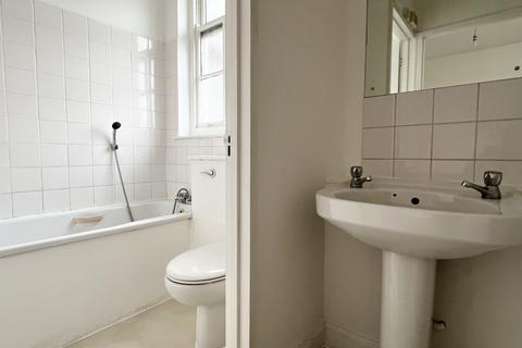 Studio to rent, Latymer Road, Edmonton, N9