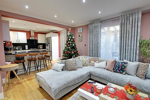 5 bedroom semi-detached house for sale, Clarke Way, Watford